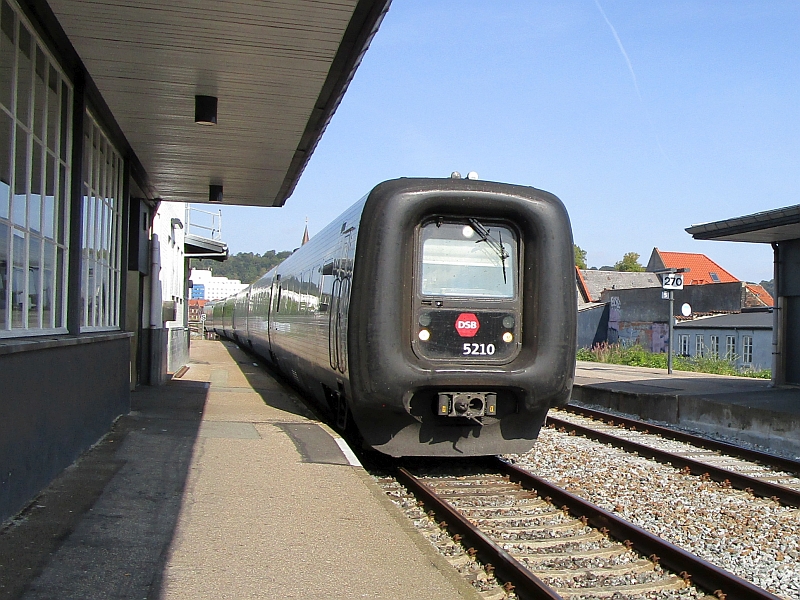 Einfahrt eines IC3-Triebzugs der DSB in den Bahnhof Vejle
