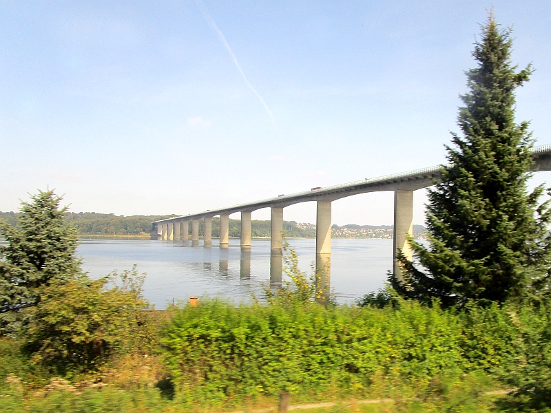 Blick vom Zug auf den Vejle Fjord