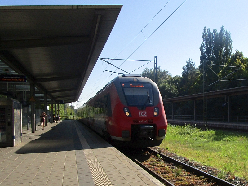 Einfahrt einer S-Bahn am Haltepunkt Lütten Klein