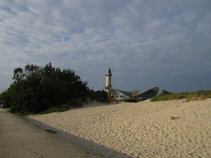 Leuchtturm und Rundbau Teepott Warnemünde