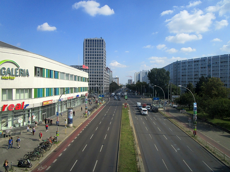 Fahrt über die Frankfurter Allee in Berlin