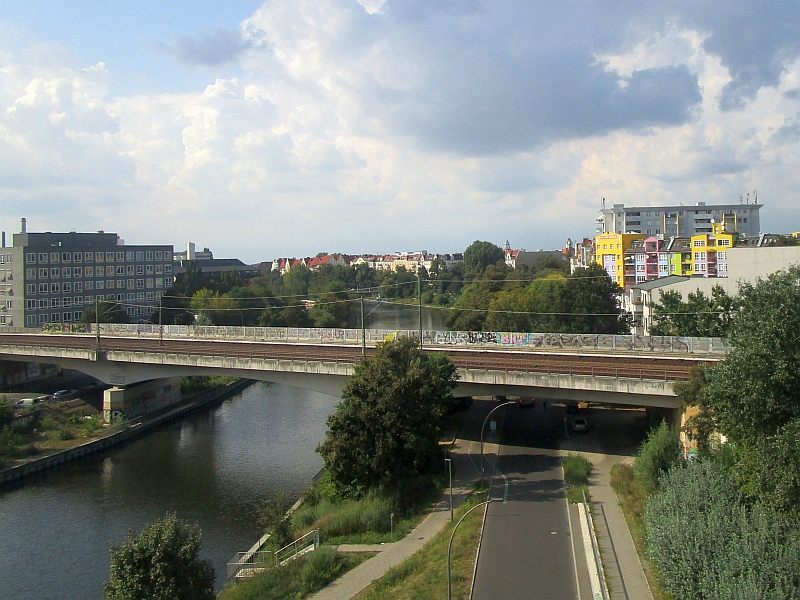 Blick vom Zug auf den Spandauer Schifffahrtskanal in Berlin
