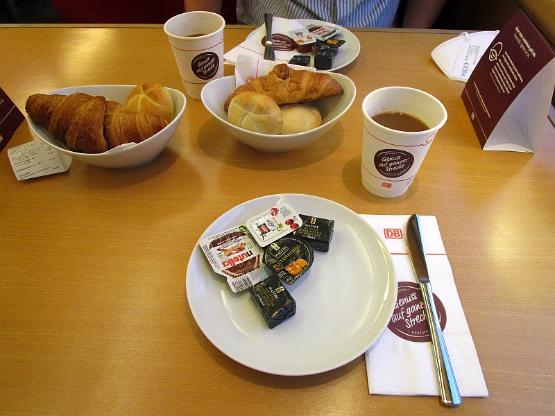 Frühstück im Bordrestaurant des ICE