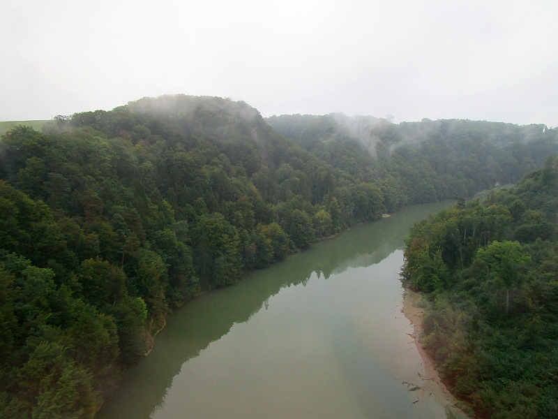 Blick vom Grandfey-Viadukt über das tief eingeschnittene Tal der Saane