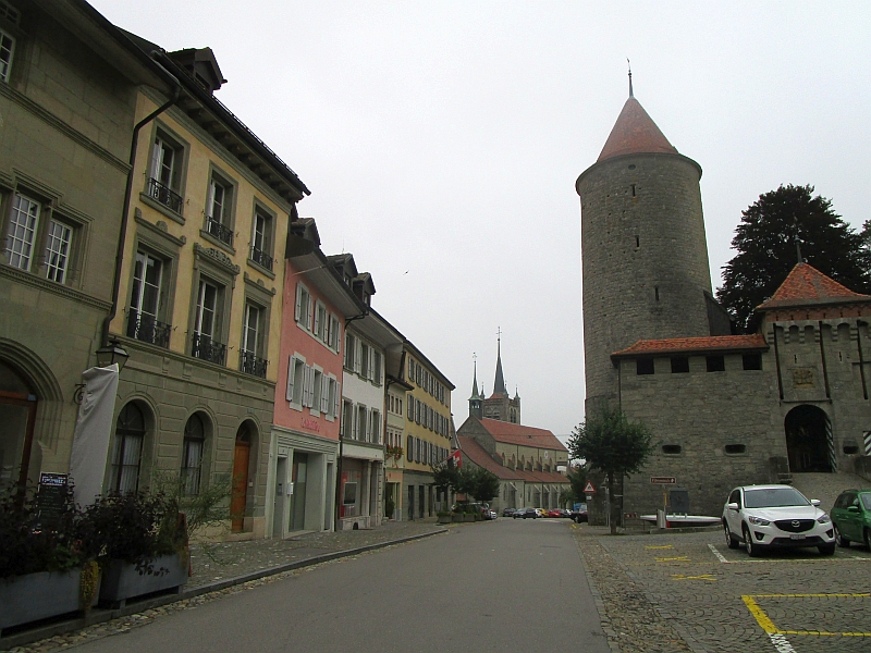 Schloss Romont, im Hintergrund die Kollegiatkirche Notre-Dame-de-l'Assomption