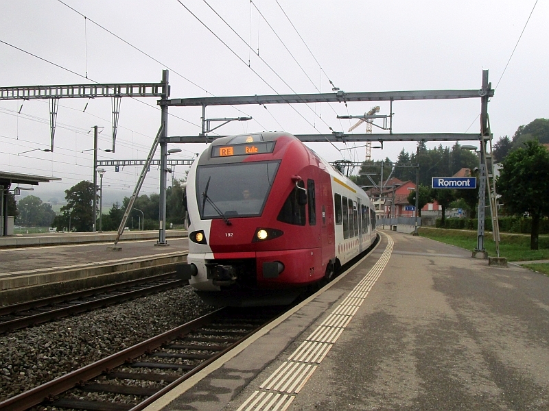 Einfahrt eines Flirt-Triebzugs der tpf in den Bahnhof Romont