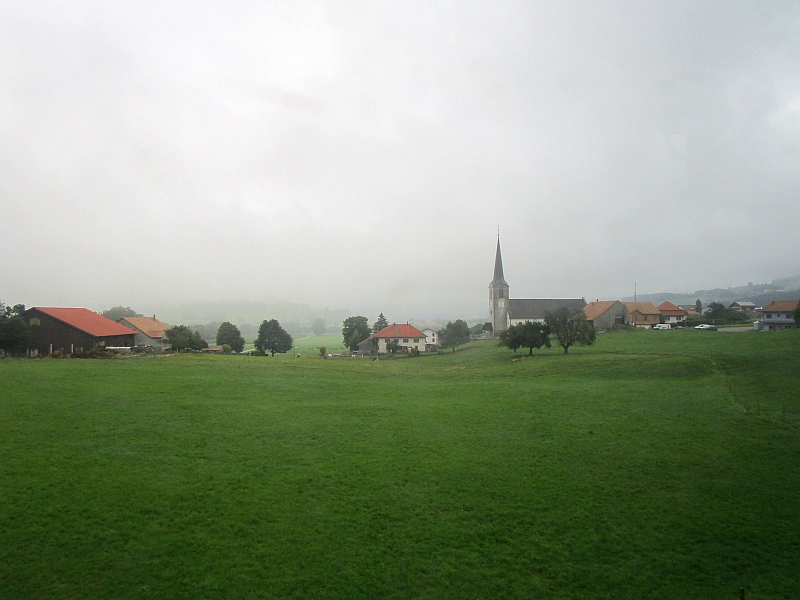 Blick vom Zug auf den Ort Villaraboud