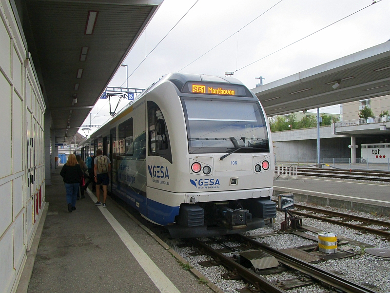 Meterspurtriebzug der tpf im Bahnhof Bulle
