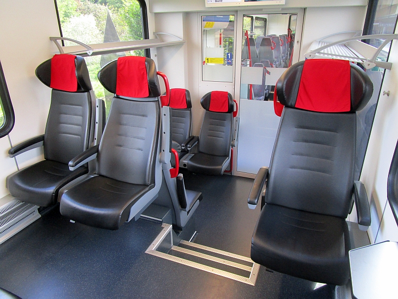 Erste Klasse im Meterspurtriebzug der tpf