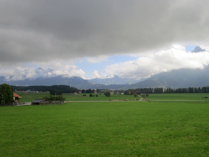Fahrt durch die Saane-Ebene von Bulle nach Gruyères