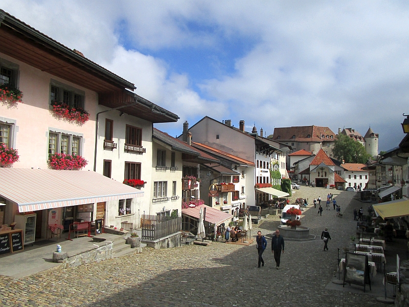 Blick über die Marktgasse zum Calvaire-Gebäude Gruyères