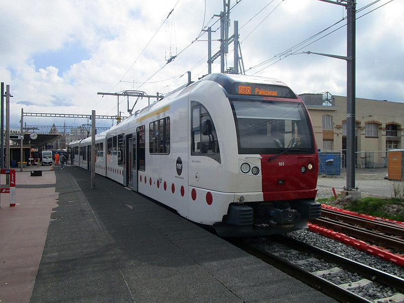 Triebzug der tpf als S 50 im Bahnhof Bulle