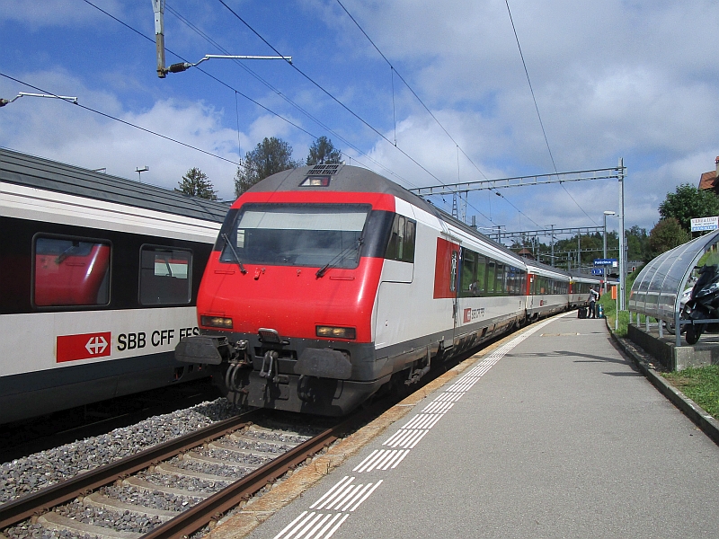 Einfahrt eines Interregio-Zugs der SBB in den Bahnhof Palézieux