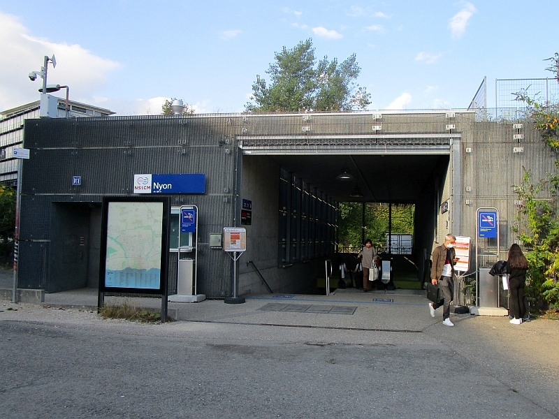 Zugang zum unterirdischen Bahnhof der NStCM in Nyon