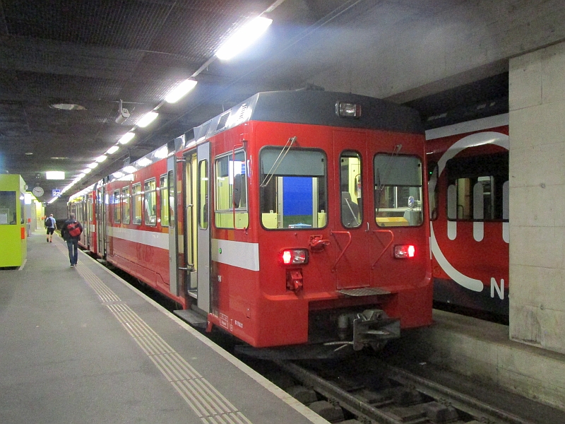 Triebzug der NStCM im Bahnhof Nyon
