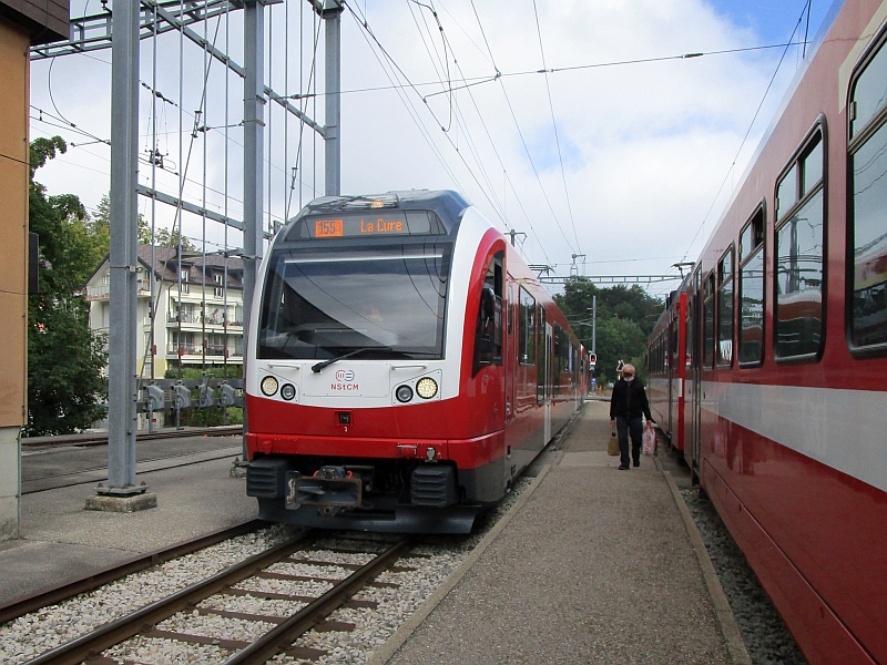 Einfahrt eines Triebzugs der NStCM in den Bahnhof Saint-Cergue