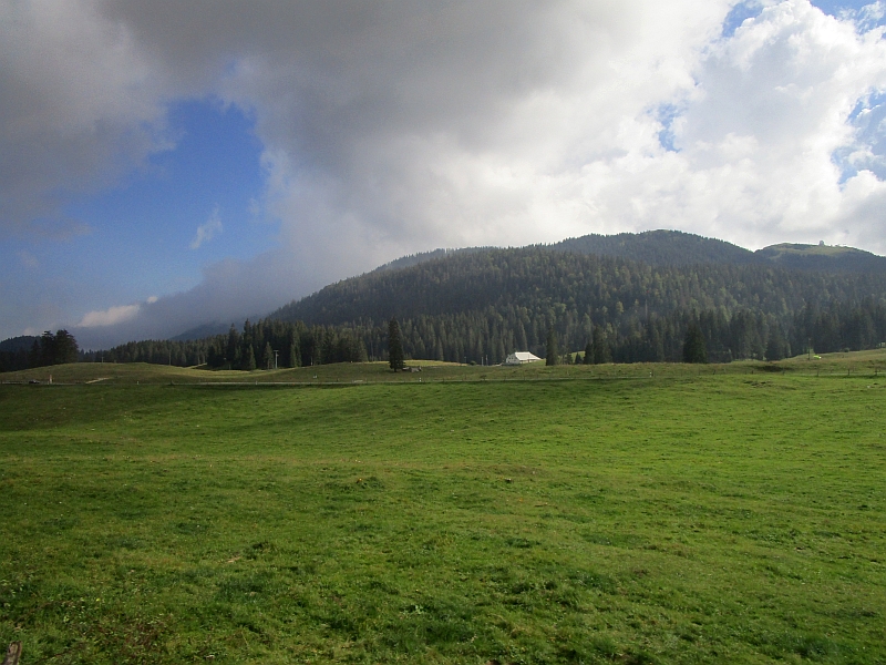 Blick auf ein Hochtal bei La Cure