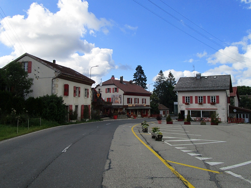 Hotel Franco-Suisse La Cure (in der Bildmitte)