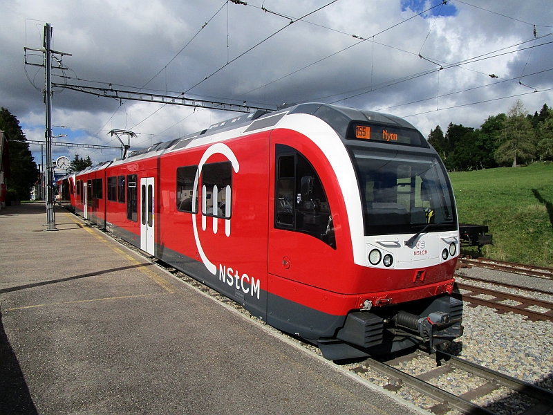 Triebzug der NStCM im Bahnhof La Cure