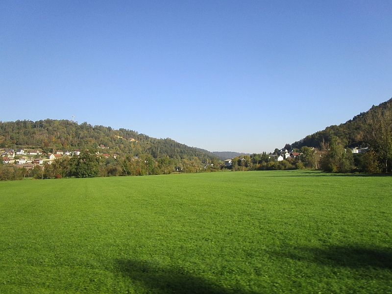 Blick aus dem Zugfenster des 'Freizeitexpress Eyachtäler'