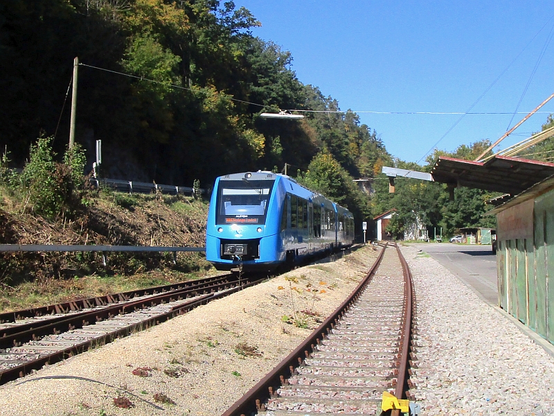 Einfahrt des iLint-Triebzugs in den Bahnhof Haigerloch