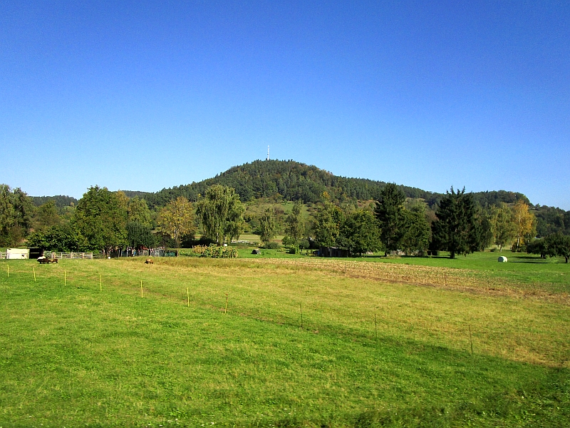 Blick vom Zug zum Höhenzug Rammert