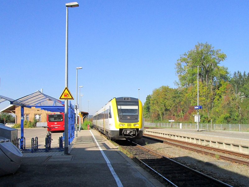 Einfahrt eines Dieseltriebzugs der Baureihe 612 in den Bahnhof Hechingen