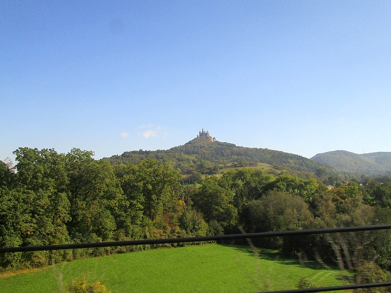Burg Hohenzollern vor dem Zugfenster