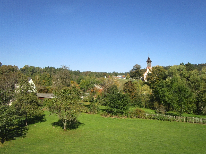 Blick auf die Kirche von Unterschmeien