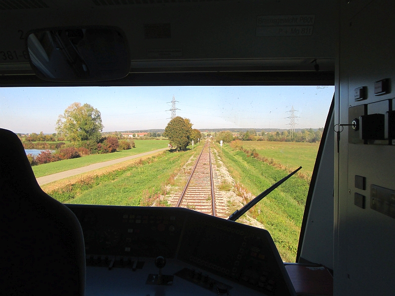 Streckenblick durch den rückwärtigen Führerstand