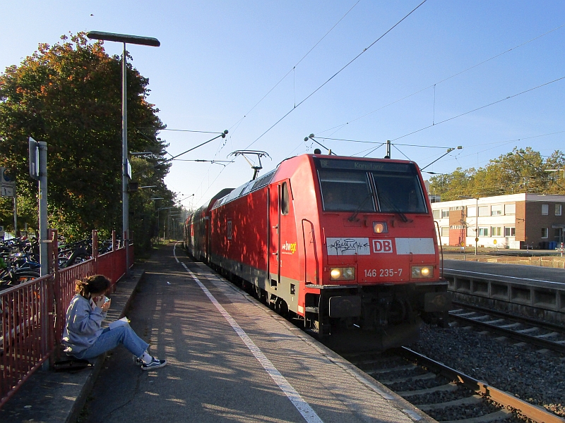 Einfahrt eines Zugs der Schwarzwaldbahn in den Bahnhof Radolfzell