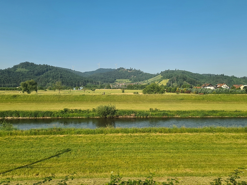Fluss Kinzig vor dem Zugfenster