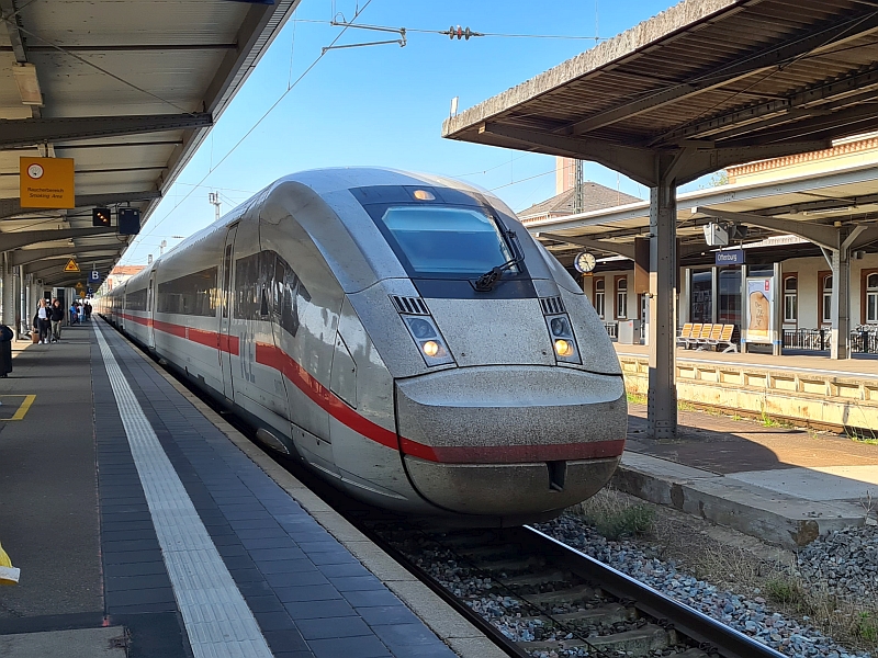 Einfahrt eines ICE 4 in den Bahnhof Offenburg