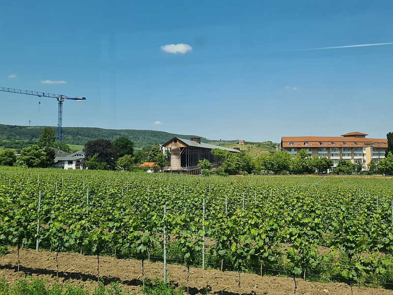 Blick von der Bahn auf das Gradierwerk von Bad Dürkheim