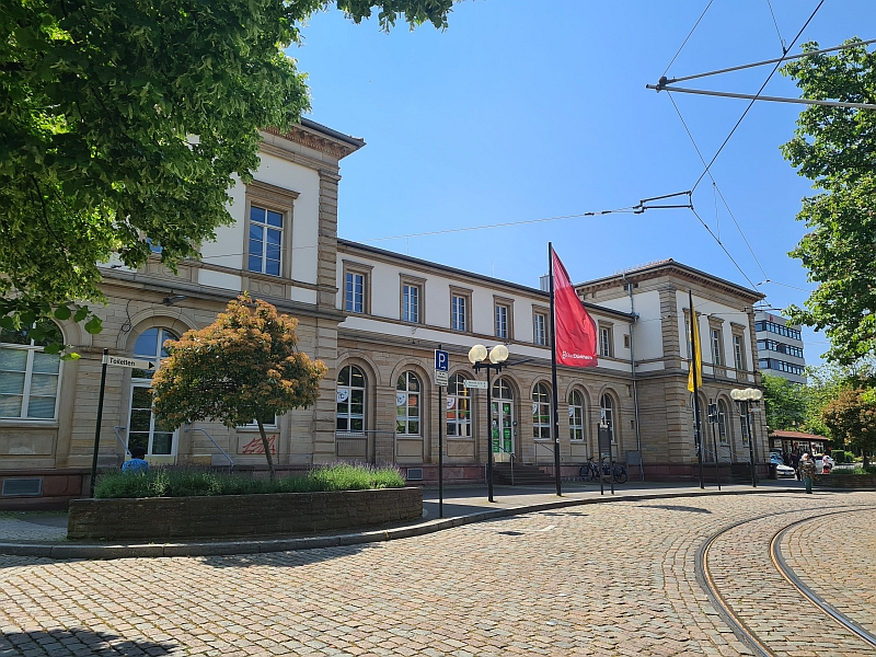 Bahnhof Bad Dürkheim mit Wendeschleife der Rhein-Haardtbahn auf dem Bahnhofsplatz