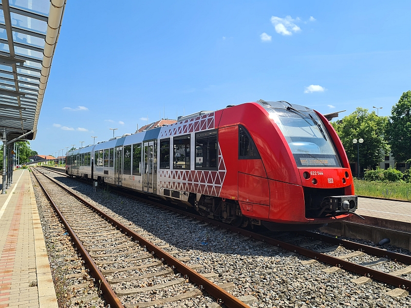 LINT-Dieseltriebzug im Bahnhof Bad Dürkheim