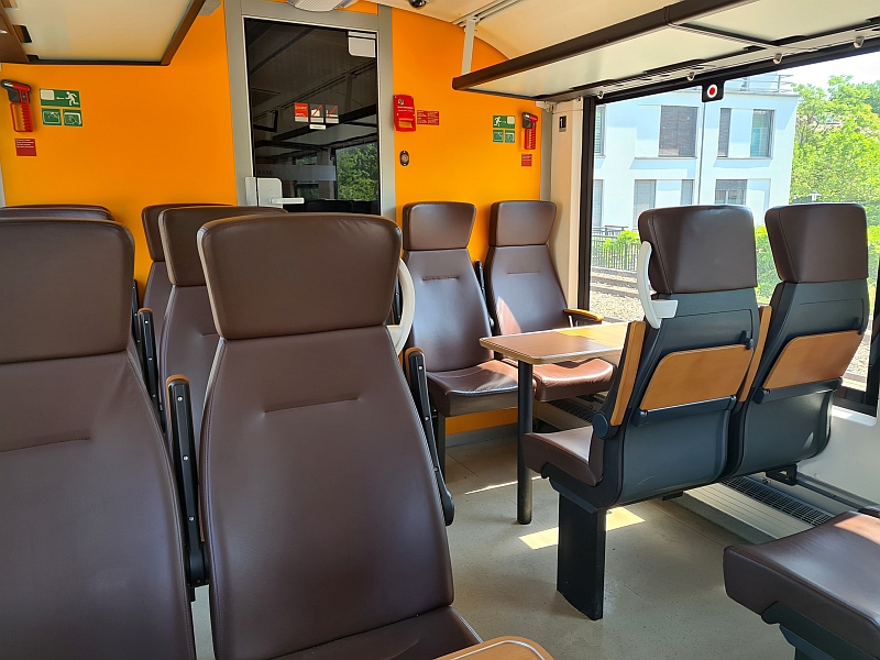 Erste Klasse im LINT-Dieseltriebzug