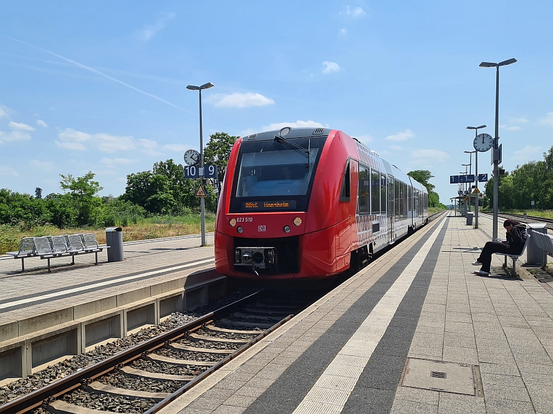 Einfahrt eines LINT-Dieseltriebzugs in den Bahnhof Freinsheim