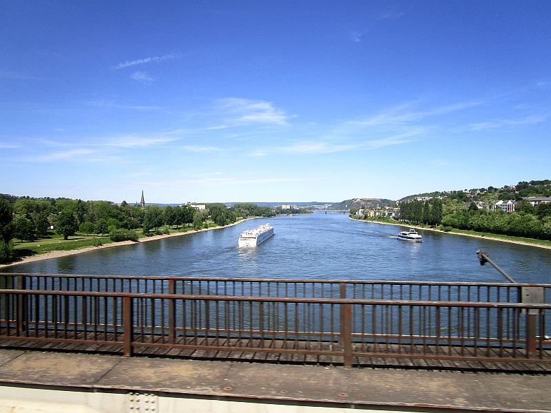 Fahrt auf der Horchheimer Eisenbahnbrücke über den Rhein