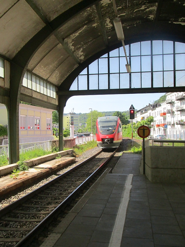 Einfahrt eines Talent-Triebzugs in den Bahnhof Bad Ems