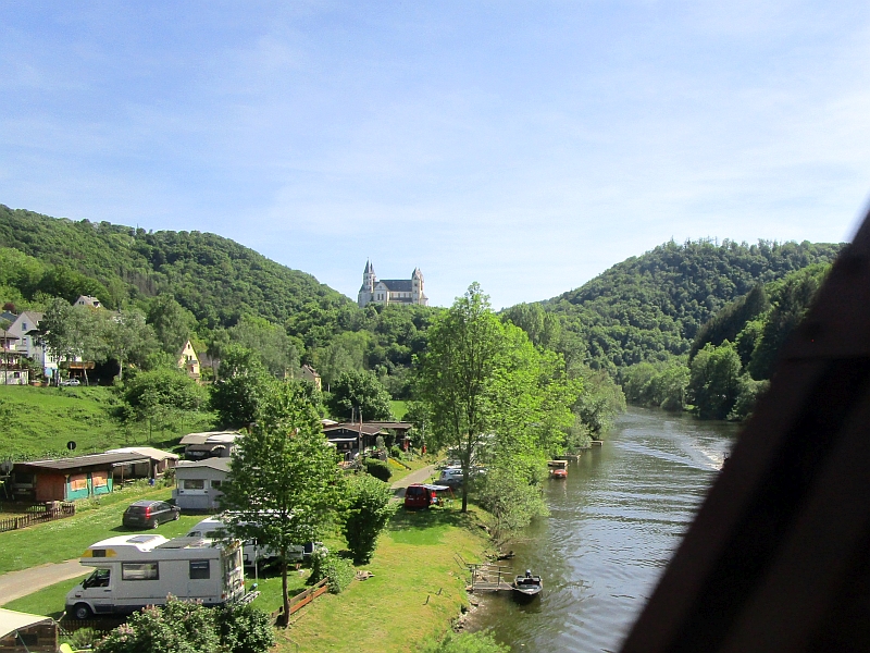 Blick vom Zug auf Kloster Arnstein