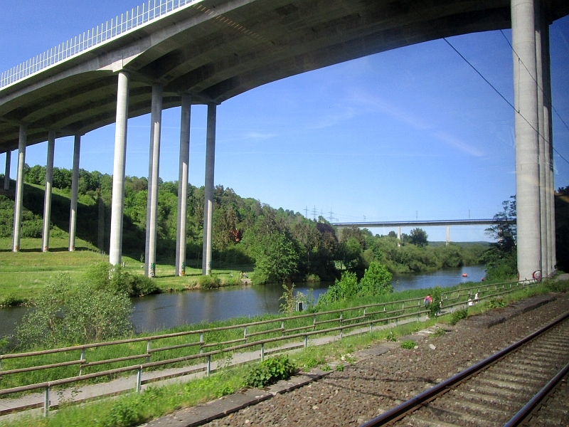 Fahrt unter der Lahntalbrücke der A 3, dahinter die Eisenbahnüberführung der Schnellfahrstrecke Köln-Rhein/Main
