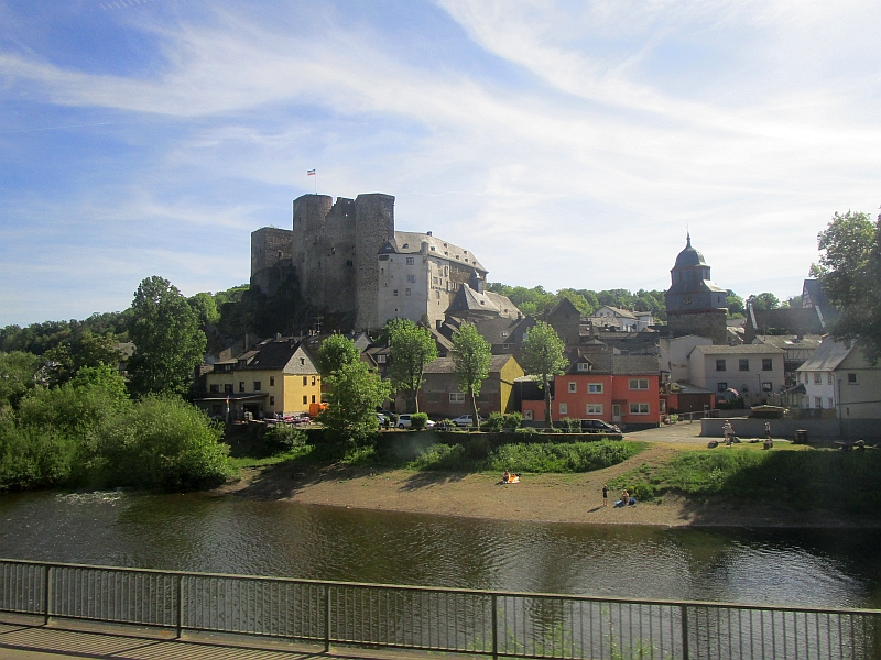 Burg Runkel am Ufer der Lahn