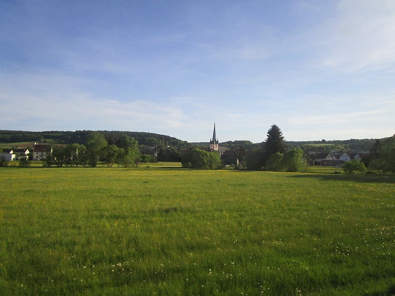 Angersbach mit Kirchturm aus dem Jahr 1498