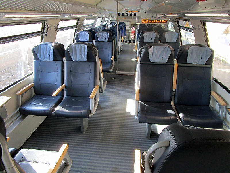 Erste Klasse im Doppelstockwagen des RE 50 Fulda-Frankfurt