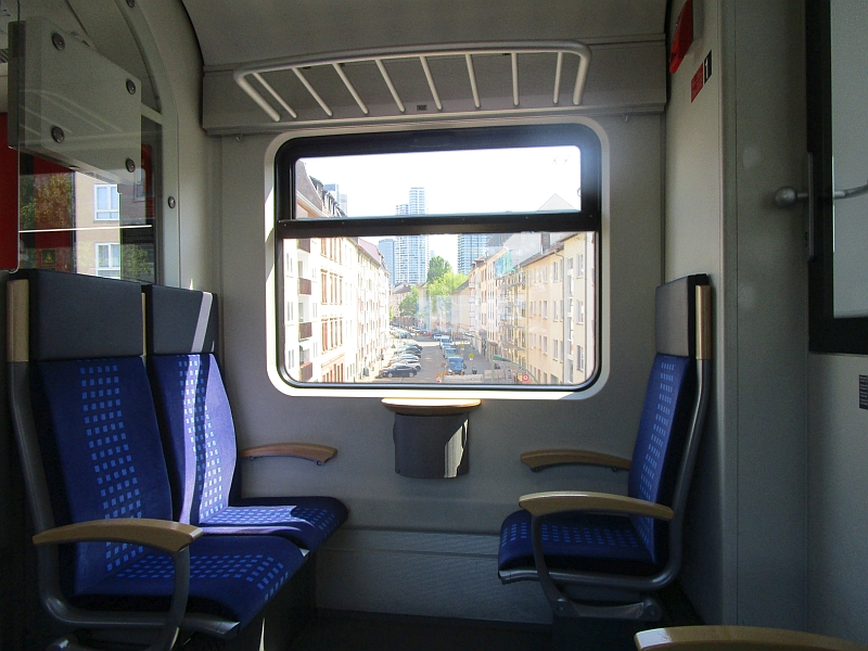 Fahrt mit der S-Bahn durch Frankfurt