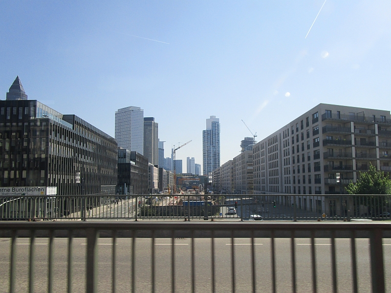 Blick vom Zug auf die Europaallee in Frankfurt
