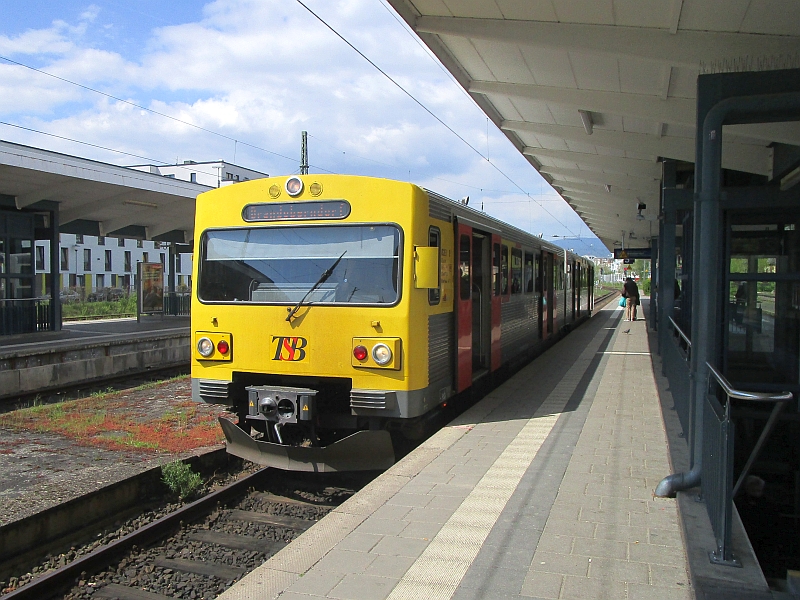 VT 2E-Triebwagen im Bahnhof Bad Homburg
