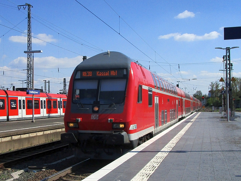 Einfahrt des RE 30 in den Bahnhof Friedberg