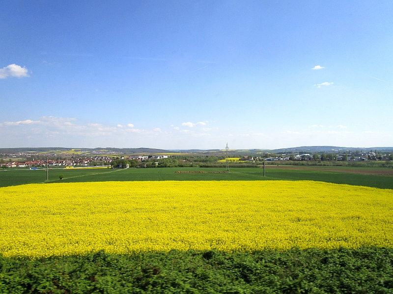 Blick aus dem Zug auf die mittelhessische Landschaft